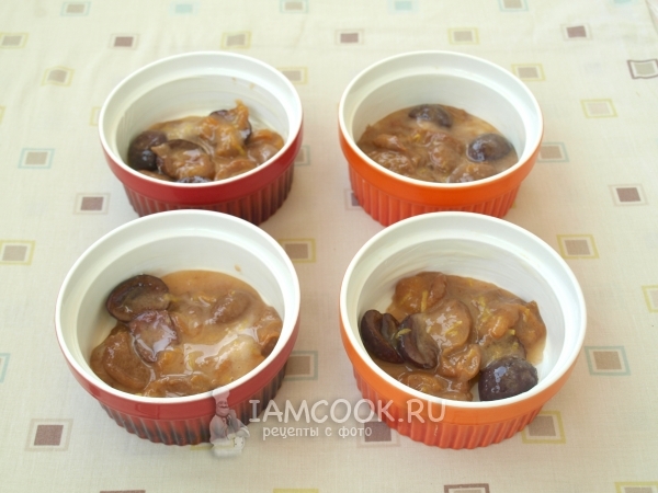 Положить фруктовую начинку в формочки