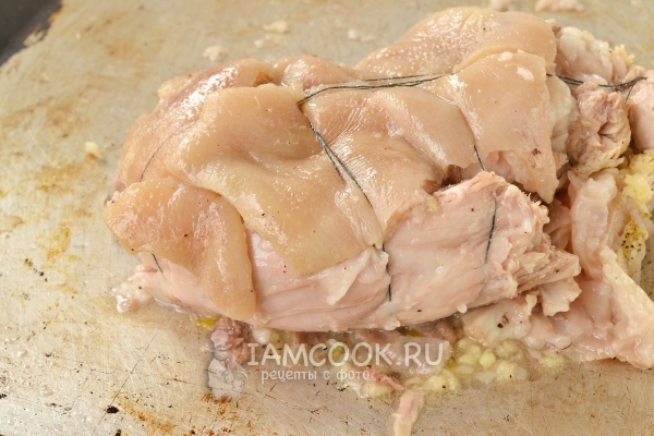 Свернуть рульку в рулет и завязать