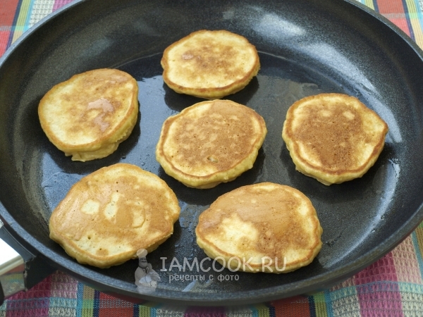 Готовые оладьи с грушами