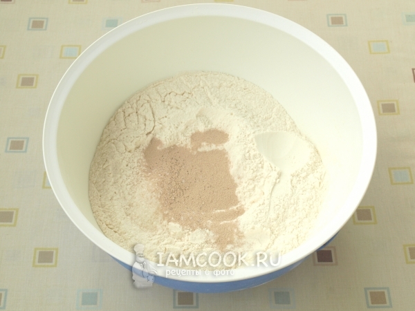 Смешать муку, дрожжи и сахар