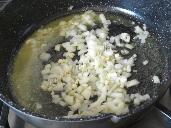 Чеснок обжаренный с луком