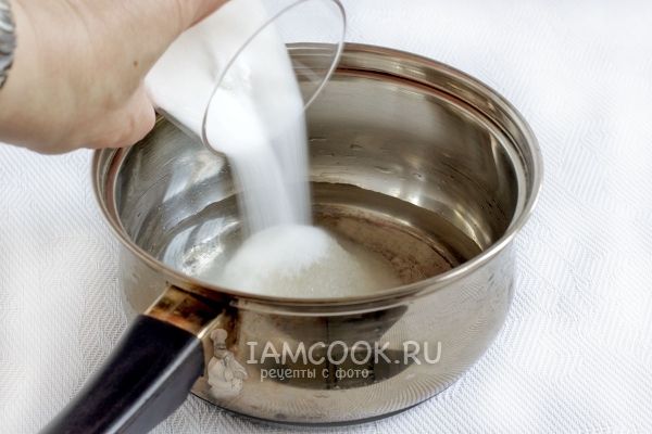 Соединить воду с сахаром