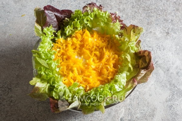 Выложить в центр морковь