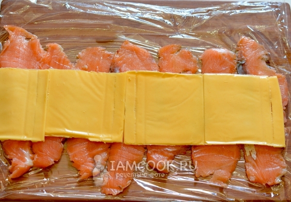 Положить сыр на семгу