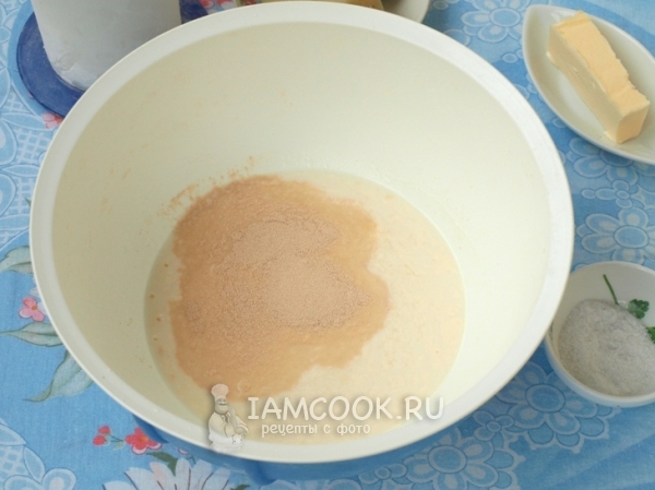Молоко с сахаром и дрожжами