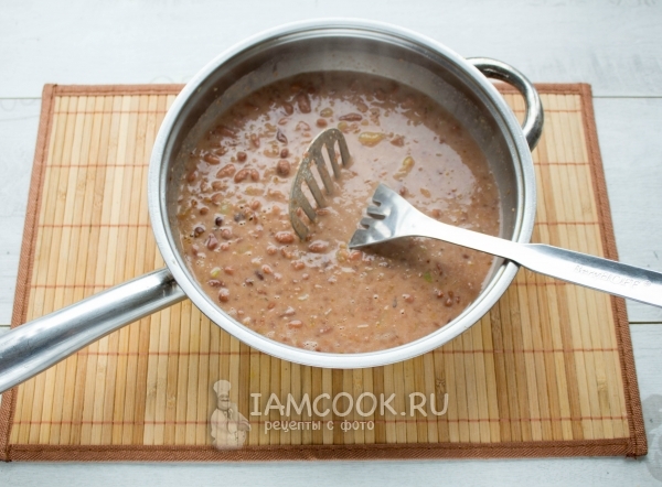 Размять фасоль толкушкой