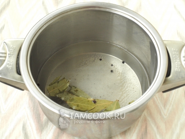 Нагреть воду с перцем, солью и лавровым листом