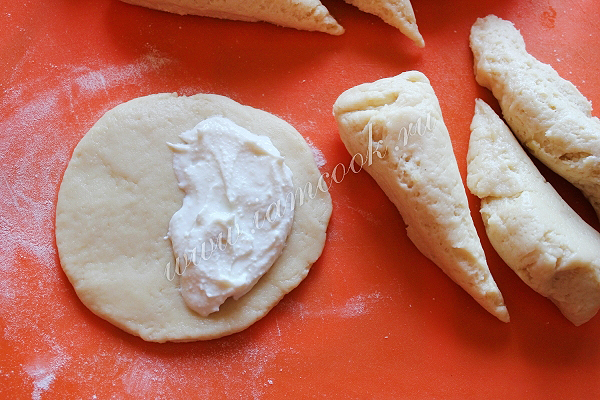 Раскладываем начинку по кусочкам теста