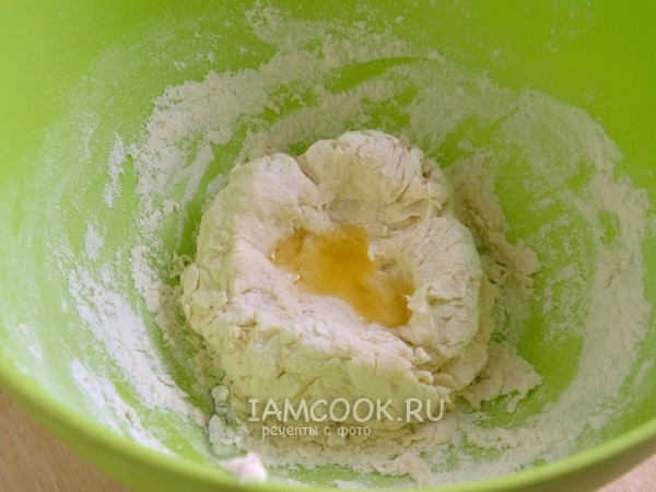 Влить масло