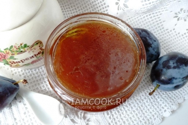 Фото сливового варенья с базиликом