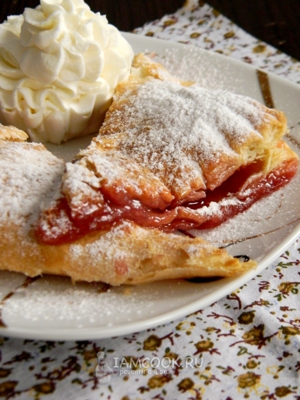 Рецепт сладкого пирога из слоеного теста с вареньем