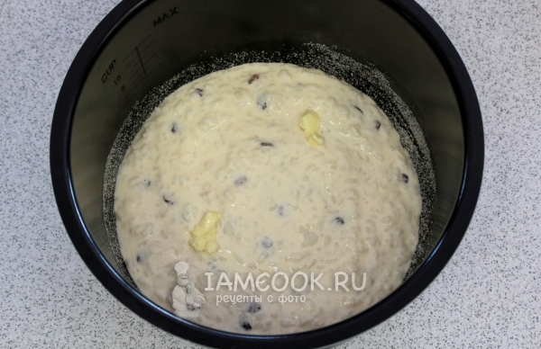 Выложить рисовую массу и масло