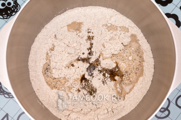 Смешать солод с медом и мукой