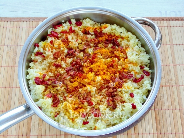 Положить клюкву и специи