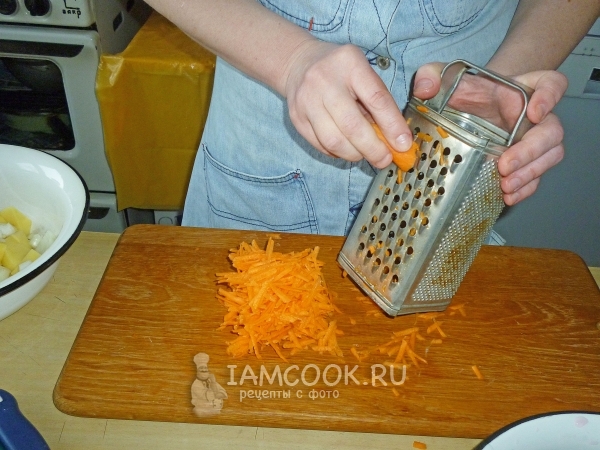 Натереть морковь