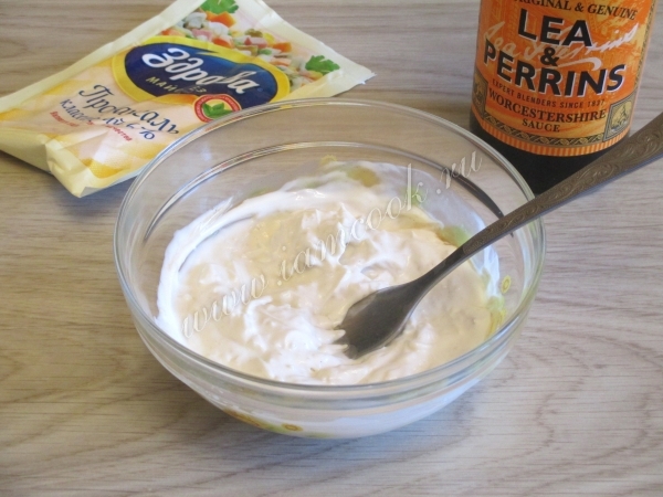 Заправка для салата с ветчиной и сухариками