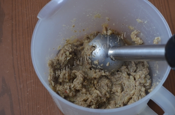 Измельчить грибы с луком