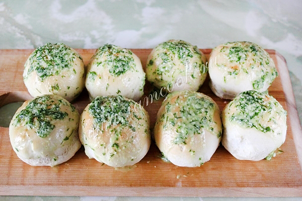 Готовые пампушки полить чесночной смесью