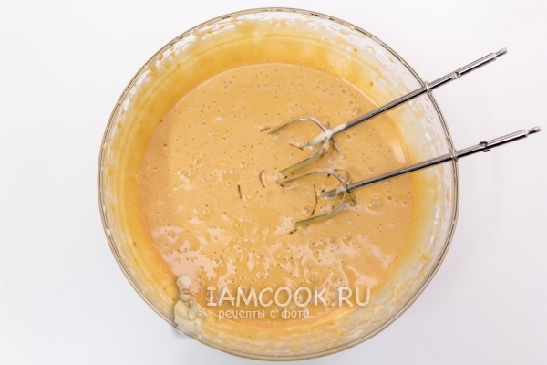 Взбить тесто со сгущенкой