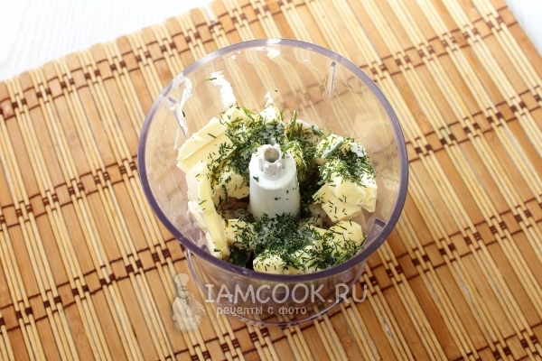 Добавить в блендер масло и укроп