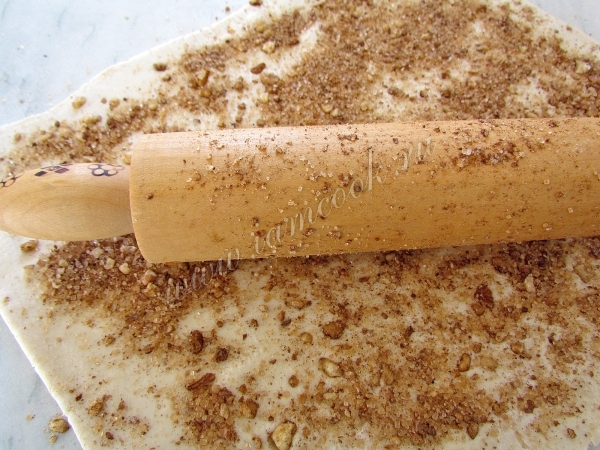 Раскатать орехи скалкой по тесту