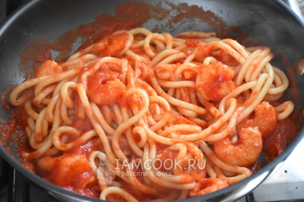 Положить макароны к креветкам