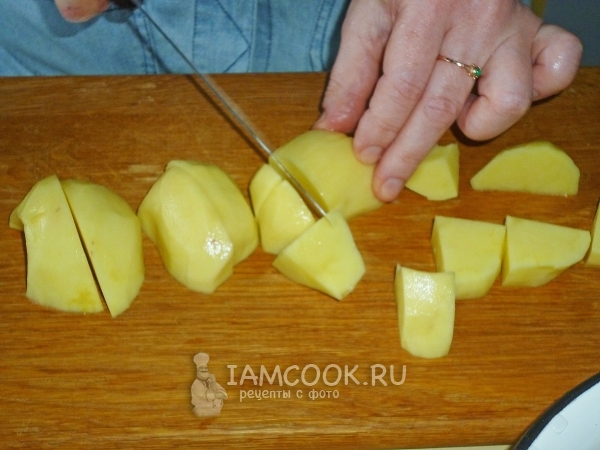 Нарезать картофель