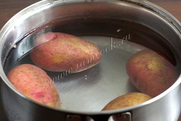 Картофель в кастрюле