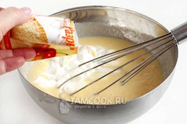Всыпали соль, разрыхлитель, сметану и ванилин