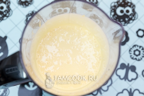 Взбить желтки со сгущенкой