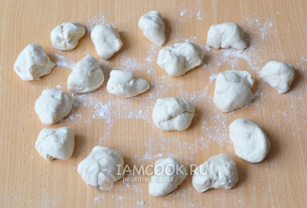 Разделить тесто на кусочки