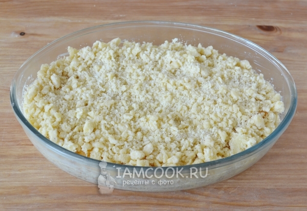 Посыпать пирог тестом