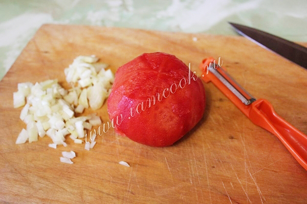 Очистили помидор и измельчили чеснок