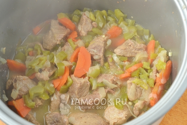 Готовая говядина с овощами в мультиварке