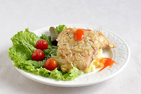 Выложить рыбу на картофель