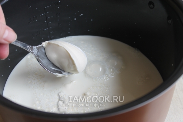 Соединить молоко, кефир и сметану