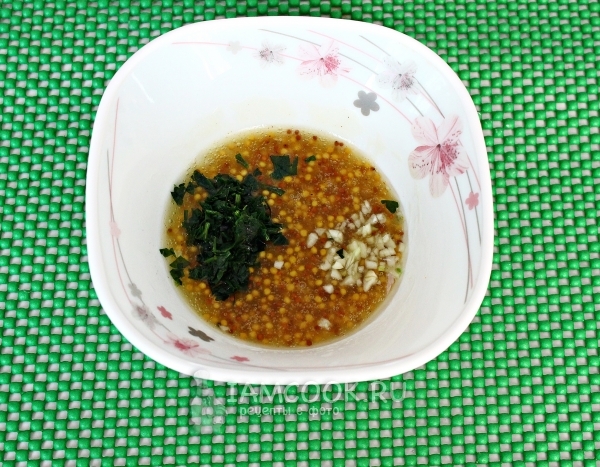 Добавить чеснок и зелень