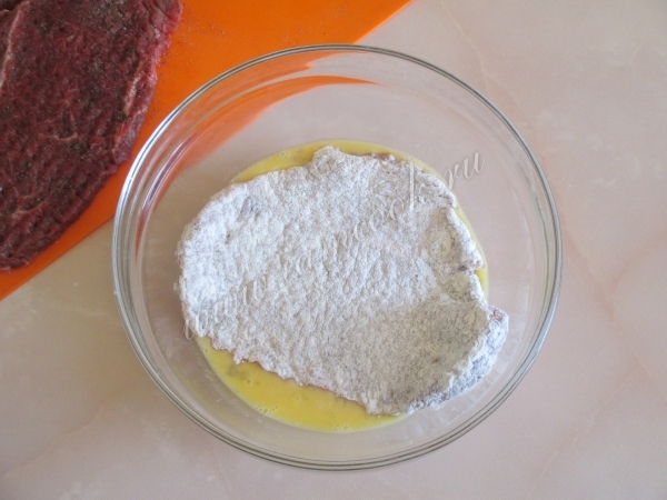 Обмакнуть шницель