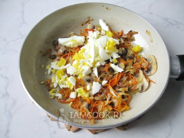 Добавить вареное яйцо