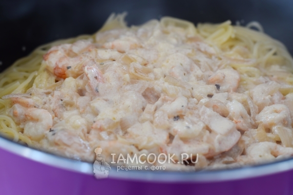 Смешать спагетти с креветками в соусе