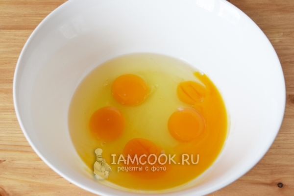 Вбить в миску яйца