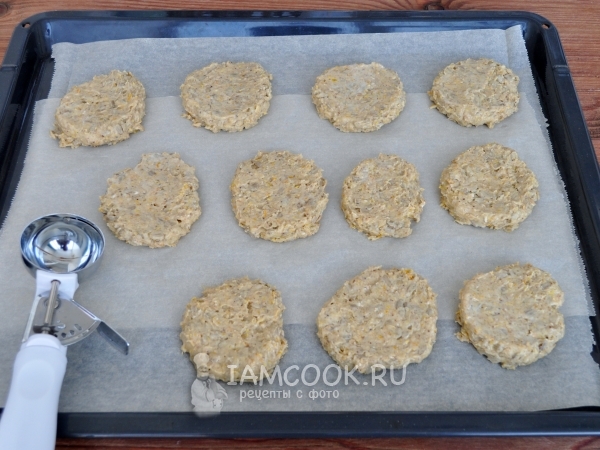 Положить кружки из теста на противень