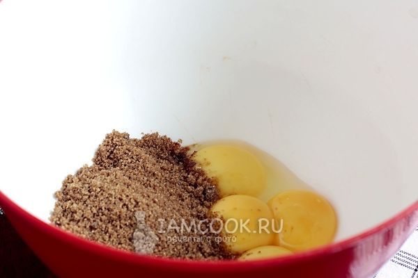 Соединить желтки с сахаром