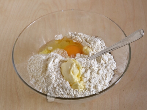 Добавить муку, яйцо и масло