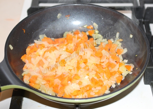 Обжарка моркови и лука