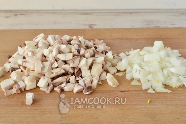 Порезать лук и грибы