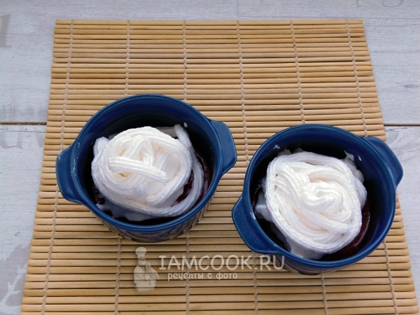 Выложить сверху белки