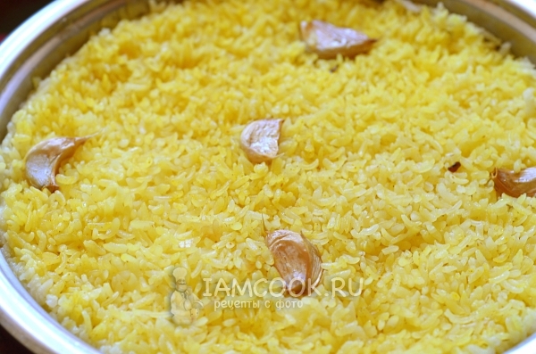 Готовый рис на сковороде