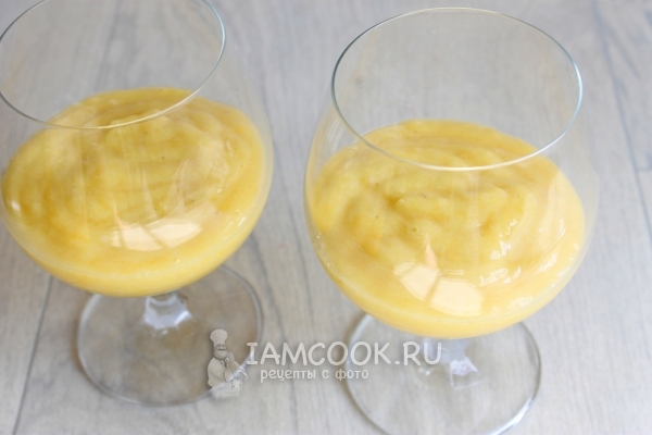 Положить в бокалы банановое пюре