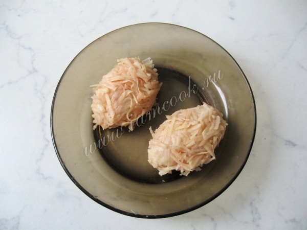 Обвалять котлеты в тертом картофеле